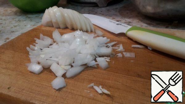 While the vegetables are boiled, cut the onion.