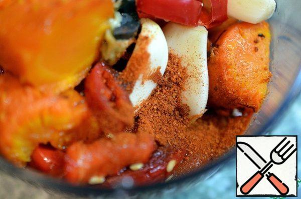 In a blender bowl, mix chopped tomatoes, peppers (all without skin), garlic (optional) and paprika.

