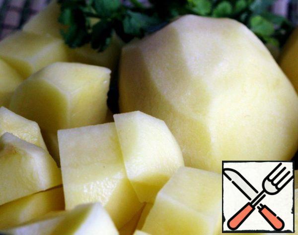 Cut the potatoes into cubes. Put it in boiling water or broth.
