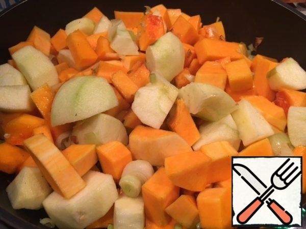 Peel the apples, cut into slices and add to the pumpkin. Pour some water to the pumpkin and apples.
