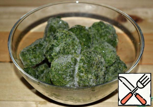 Put the frozen spinach in a cup.
There is no need to completely defrost it.
Enough to make the spinach thaw a little.
