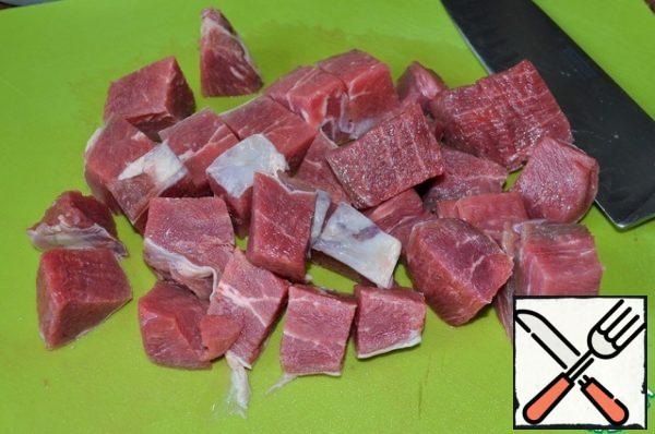 The pulp of beef cut into cubes..
Fry until Golden brown in 1 tbsp oil.