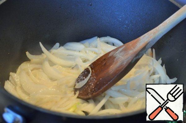In a saucepan, fry the onion in 1 tbsp.l. oil until transparent, add sugar.
Add the chopped carrots and fry for 4-6 minutes.