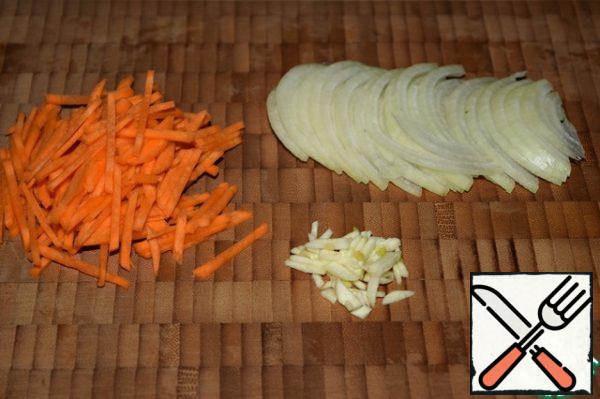 Carrots cut into strips, onion-half rings, garlic chop arbitrarily.