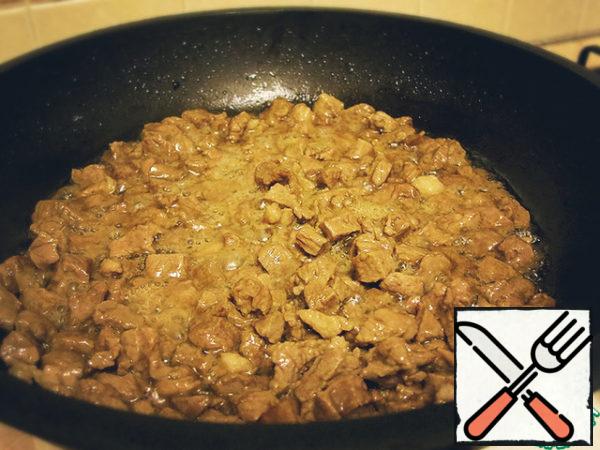 In a hot cauldron or a pan with a thick bottom pour vegetable oil. Add the sweet paprika, then the meat. Stir constantly until it is toasted.