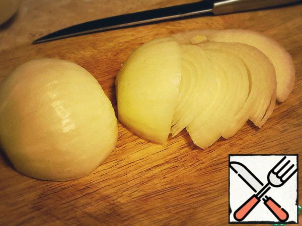 Cut the onion into thin half rings.
