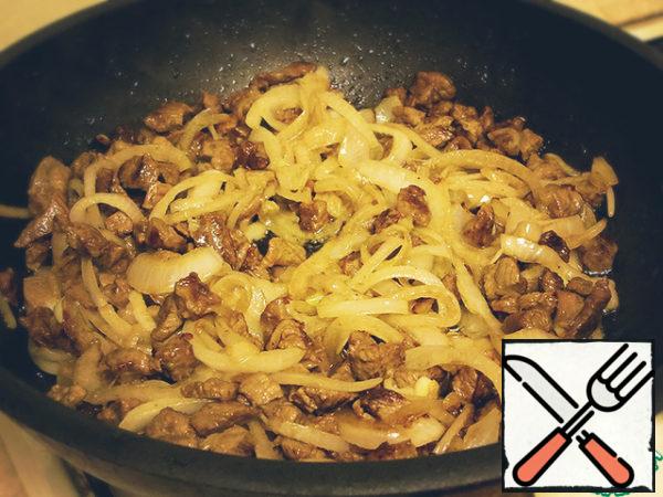 Add the onion to the meat, stir and fry for 5 minutes.
