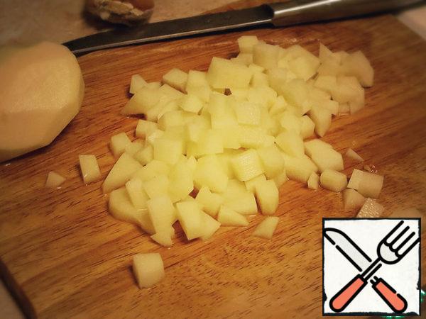 Rinse the eggplant from the salt. Cut eggplant and potatoes into cubes.
