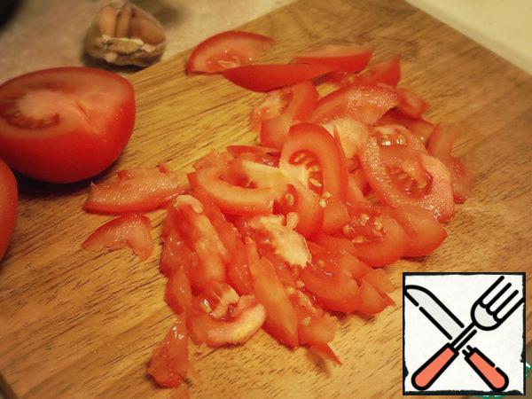Cut the tomatoes into thin slices with a very sharp knife.