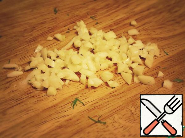 Chopped garlic. At the end of cooking, turn off the fire and let the soup infuse for 10 minutes. Sprinkle with herbs and garlic. Serve in deep plates, first put the noodles, then watering sauce. Greens and garlic can also be added directly to the dish.