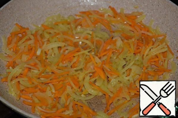 Fry vegetables in vegetable oil until transparent.
Parallel the pot with the broth put on the stove and bring it to a boil.