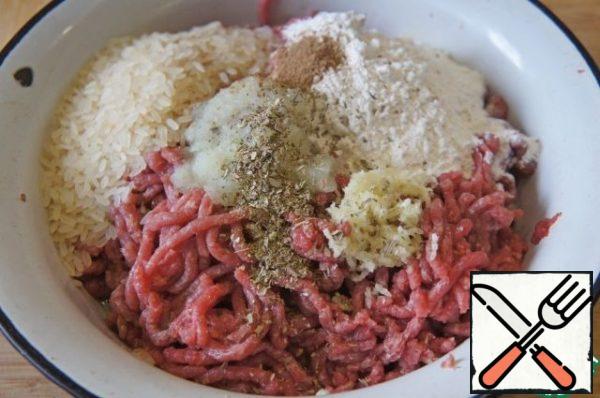 Put the minced meat in a bowl, add the broth, flour, rice, grated onion and garlic passed through the press. Season with salt, oregano and a small amount of ground cumin.

