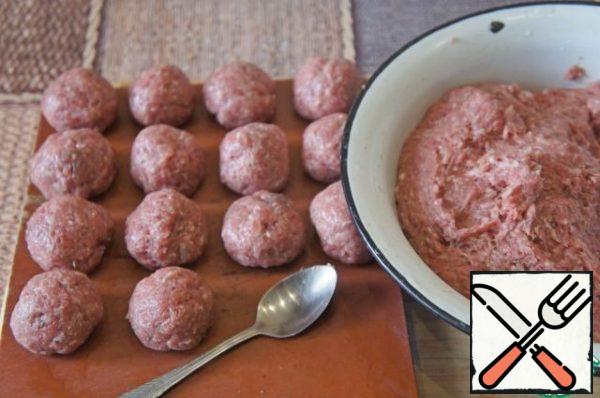 Mix everything thoroughly until smooth, beat a little with the meat, and then form balls. Put it in the cold.
