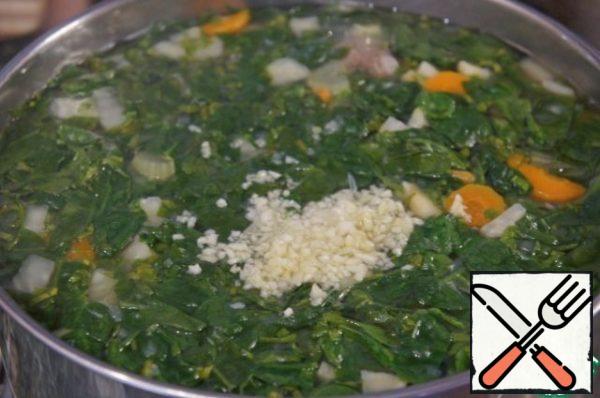 Remove the finished soup from the heat, add the chopped garlic, cover and let it brew. To prevent the soup from being too spicy, after cooking, the pepper should be removed from it.