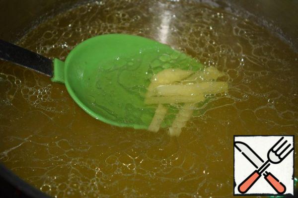 Put the diced potatoes in the boiling broth.
Cook for 10-15 minutes over medium heat until the potatoes are tender.