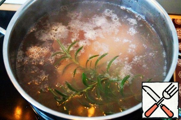For flavor and aroma, add 2-3 fresh branches of rosemary and Bay leaf to the meat. The broth is cooked for 20-25 minutes. After cooking it is necessary to remove the formed film, pull out the legs, the branches of rosemary and Bay leaves. The liver is left in the pan.
