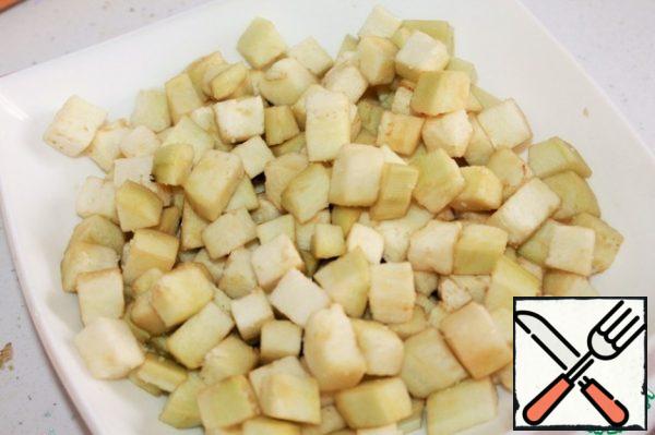 Peel the eggplant, cut into cubes, add salt. Leave on for 20 minutes, then rinse with cold water, dry with a towel.
