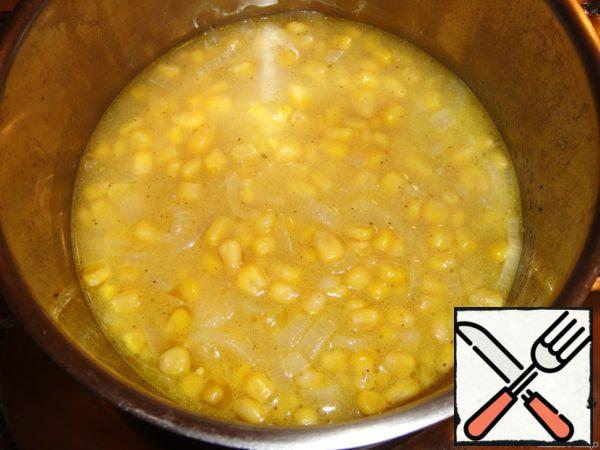 Pour corn broth, salt and pepper to taste. Cover with a lid and cook over low heat for 20 minutes.