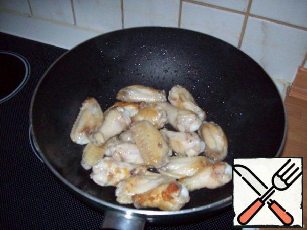 Since I cooked a lot-fried everything separately. First, fried wings-cut in half, put them in a pot and so fried all the meat and put in a pot.
Pour water just to almost cover the meat and boil. When boiling, put potatoes cut in cubes and cook for about an hour. 
