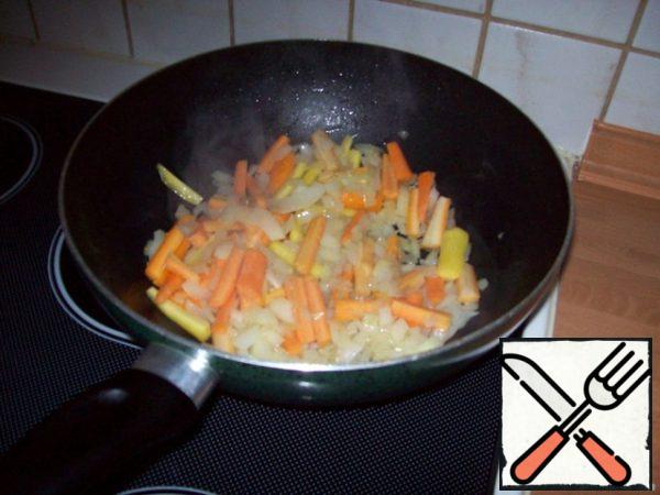 Vegetables are washed, cleaned, cut into cubes and also fried in turn in a frying pan with the addition of vegetable oil. First, pour a little oil into the pan, fry the onion, add the carrots to the onion and fry together. Then add the bell pepper. Peel tomatoes: peel tomatoes cut crosswise, pour boiling water for 2-3 minutes. Then drain the water - rinse with cold water and remove the skin, cut the tomatoes into cubes and add them to the vegetables in the pan.
