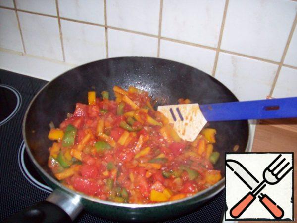 Then add the bell pepper.
Then I add tomato paste and cook for 3 minutes. We fried our meat for about an hour, now we add it to the pan and cook for about 30 more minutes, of course, we did not forget to add salt and pepper to our dish. This is our casserole.
