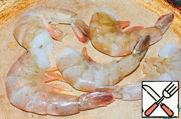 At this time shrimp fry in a dry pan, until soft 3 minutes. Leave the tail in the shell, it will give the soup a bright flavor. Small children this soup is not eaten, and adult will to cope with the cleaning of shrimp and at the table.