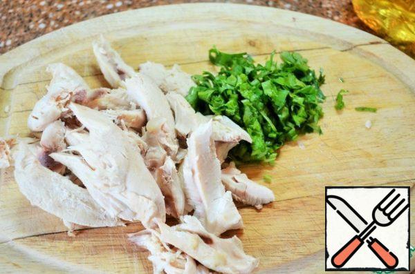 Cut the chilled chicken. Finely chop the coriander. Put it in the soup, bring to a boil and remove from heat.
