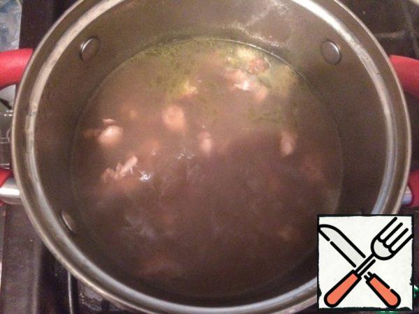 Boil the broth, put it in his chicken along with the marinade and cook for 20 minutes until tender. Then add slices of cucumber, sugar and at the end of cooking the greens of the leeks.