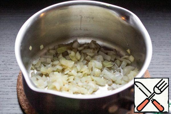 Half onions cut into cubes and fry in a saucepan until Golden brown. At this point, you can add a little bacon.