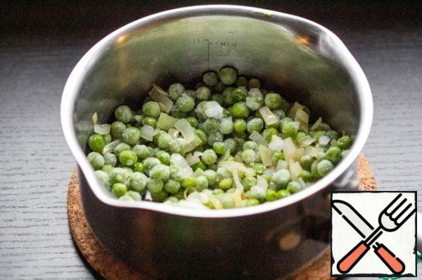 Add frozen green peas, can be without preliminary defrosting.