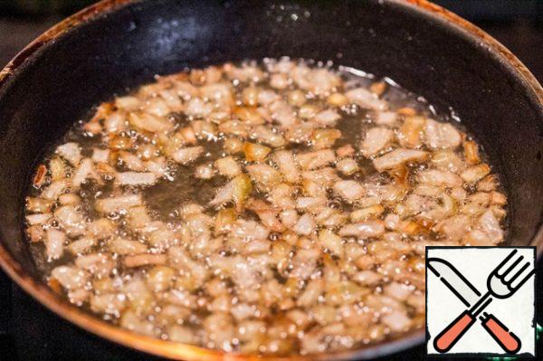 In a pan heat the vegetable oil so that the onions in it were floating. Fry the onion until Golden brown.