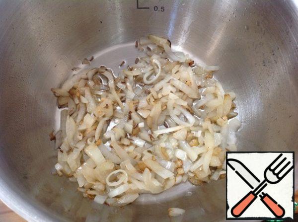 Heat the oil in a saucepan, add garlic, onion, coriander and fry, stirring occasionally, until the onion is soft and golden, about 5 minutes.
