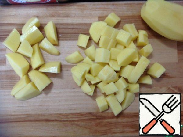 Peeled potatoes cut into small and large slices.

