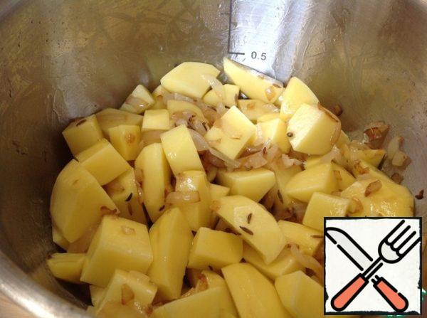 Put the potatoes in a frying pan, mix so that the potatoes are completely covered with butter. Continue cooking for about 5 minutes, stirring every 2 minutes.
