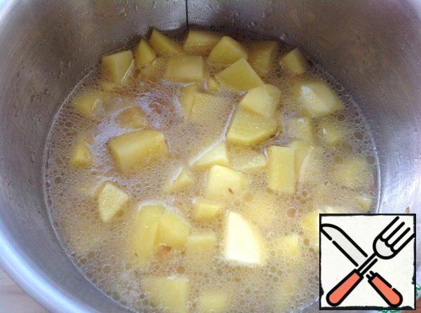 Pour in hot water, bring to a boil and cook until the potatoes are soft.
