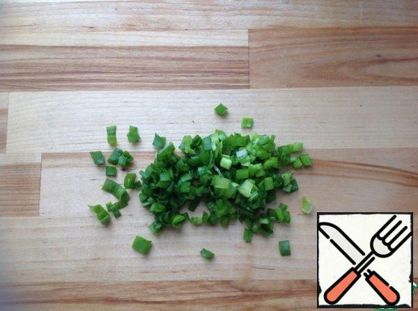 Wash the green onions, dry them and chop them finely.
