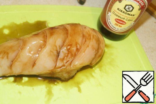 Make incisions on the chicken fillet, but not to the end, rub garlic, vegetable oil and soy sauce.
