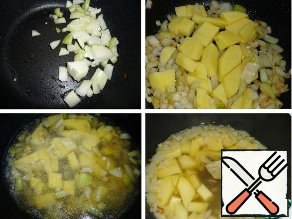 In the same pan fry the onions and garlic until soft.
Add sliced potatoes, pour the broth, bring to a boil, reduce heat, cover and cook for 20 minutes.
For 5 minutes before the end add Bay leaf, spices.