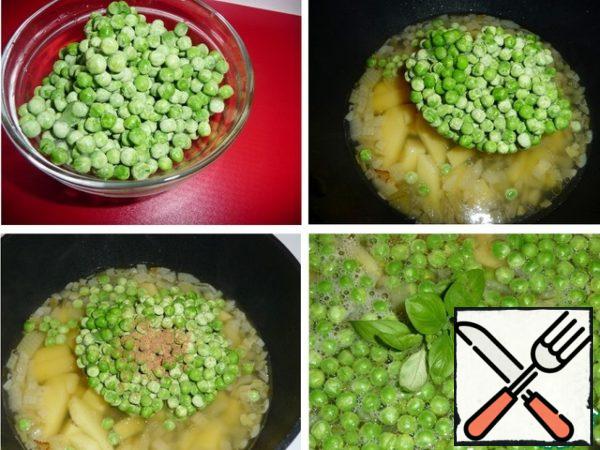 Pull the Bay leaf.
Increase fire, add green peas and cook for 3 minutes after boiling, add nutmeg, I added a few Basil leaves. Remove the pan from the heat.
