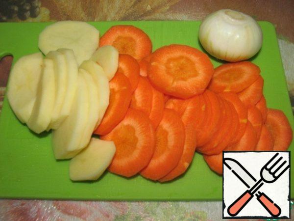 Carrot and themselves by growing potatoes to clear, cut arbitrarily. Peel the bulb. Cook vegetables until cooked in broth (I used about 500 ml). Add salt to taste.
After the vegetables are cooked, remove onion (it will not be needed).