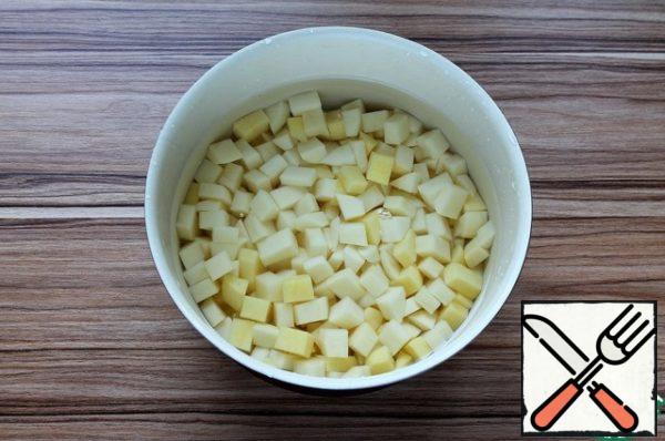 When the pearl barley is cooked until soft, add potatoes cut into small cubes and washed in water to the pan.
