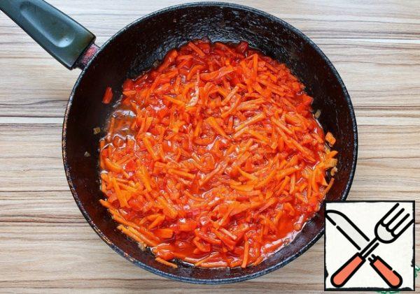 For frying, cut onion into small cubes, carrot into strips, Bulgarian pepper into small cubes. Fry everything in vegetable oil. Add tomato paste, fry for 1-2 minutes and pour in the broth for a couple. Reduce the heat and simmer for another 5 minutes.