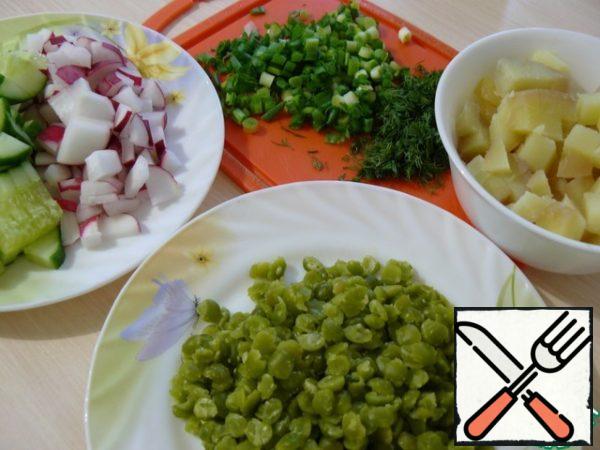 Boiled peas cool. Potatoes also cool and cut into small cubes. Cucumbers and radishes cut into small cubes, greens finely chop.