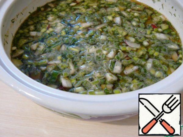 Add kvass, salt to taste! That's all, the delicious okroshka for Lent is ready!