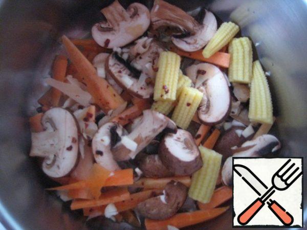 In a saucepan with vegetable oil fry garlic, carrots, mushrooms, corn cobs, hot pepper-5-10 min.
