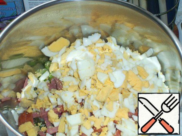 Now peel the eggs, cut them and put them in a saucepan.
