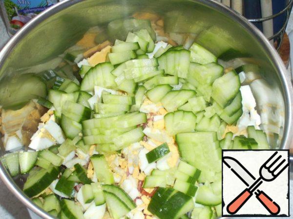 It was the cucumbers' turn. Cut into chops.
