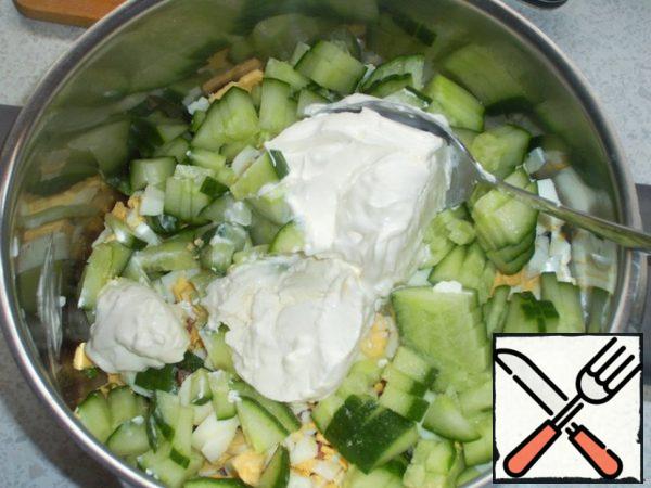 Add sour cream, all vegetables and sausage mixture, salt, add very cold water.