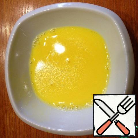 Stir the yolks with a fork with 1 tbsp. oil and add 2-3 tbsp a spoon of broth, stirring so the yolks don't curdle.