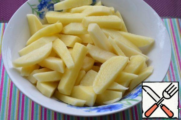 Peel the potatoes and cut into cubes.